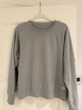 Vuori gray hallo crew lightweight sweatshirt